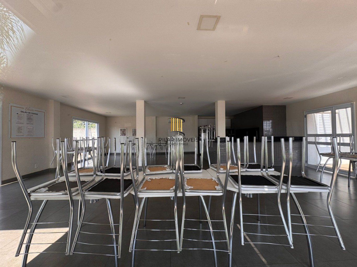 Apartamento de 2 dormitórios, elevador e 1 vaga de garagem em Canoas.