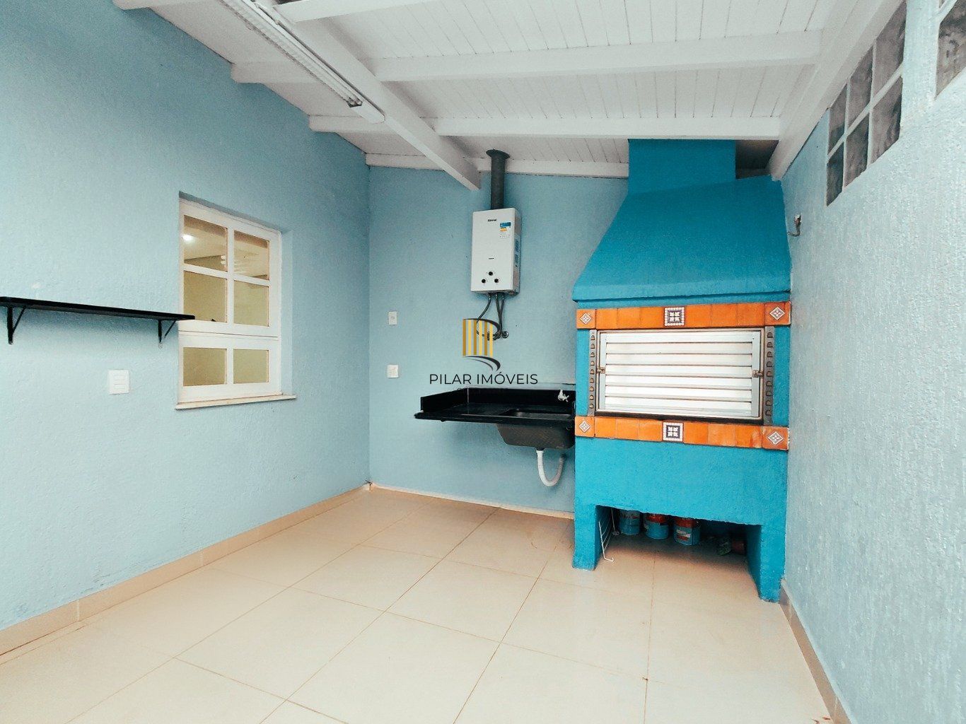 Casa em condomínio com 2 dormitórios e 2 garagem em Branco em Canoas.