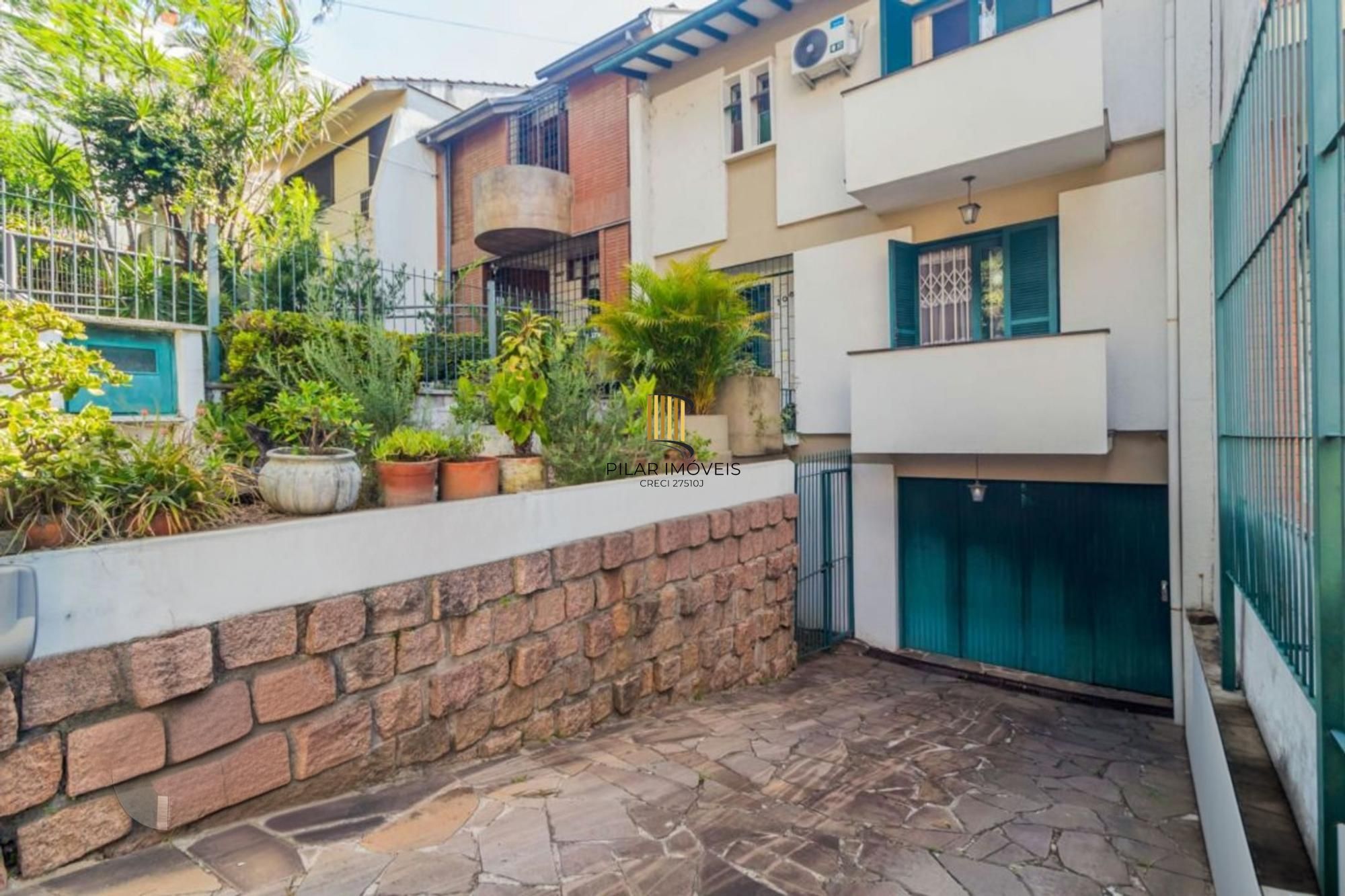 Casa com 255 metros privativos e pátio com piscina no Bairro Higienópolis