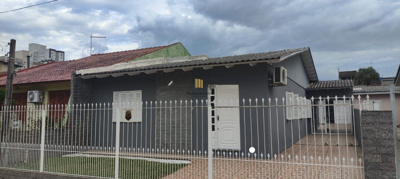 Casa de 4 dormitórios e 2 vagas de garagem no Bairro Monte Carlos Cachoeirinha.
