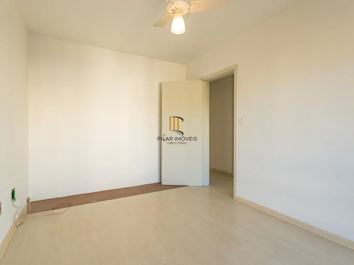 Apartamento com 3 dormitórios e 1 vaga de garagem no bairro Azenha.