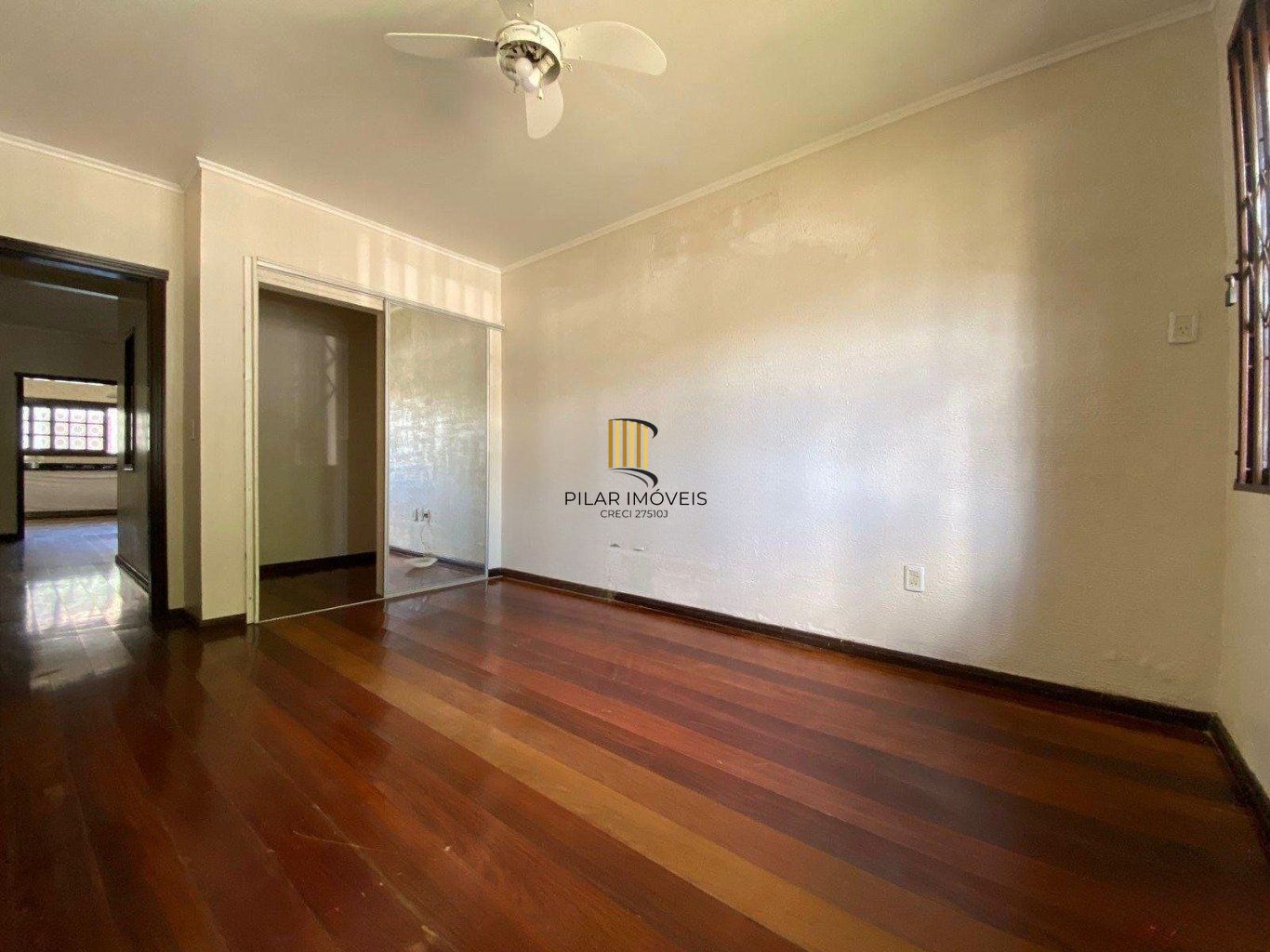 Casa de 131m² com 3 Quartos, piscina e 4 vagas de garagem em Canoas.