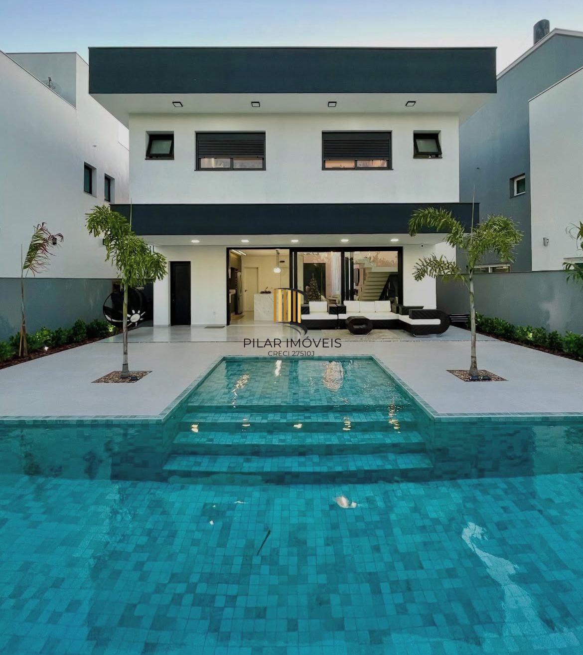 Casa Alto Padrão com 3 Suítes e Piscina no Alphaville