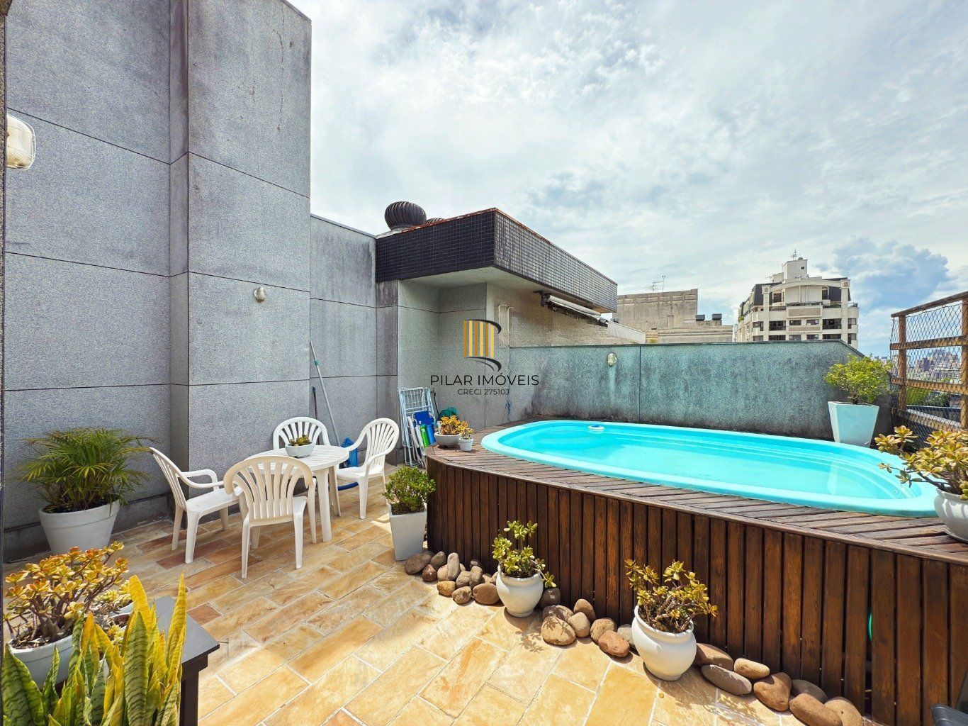 Cobertura de 3 quartos,suíte,elevador,2 vagas no bairro Mont Serrat