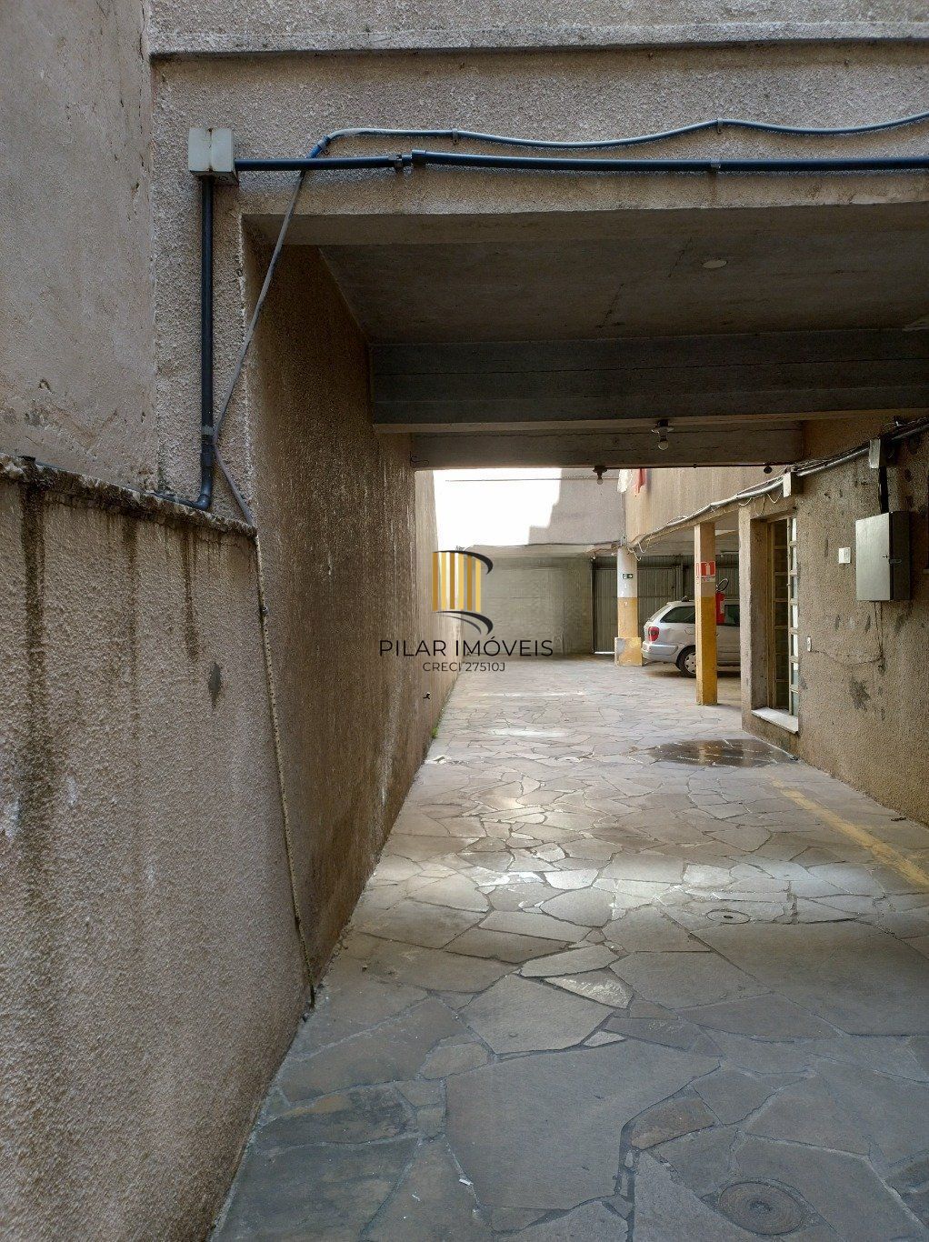 Apartamento semi mobiliado de 3 quartos, suíte, elevador e 1 vaga no Bom Fim