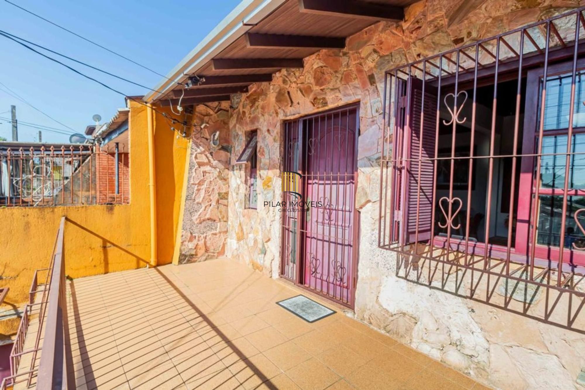 Casa com varanda fechada, 3 quartos, 2 vagas no bairro Farroupilha