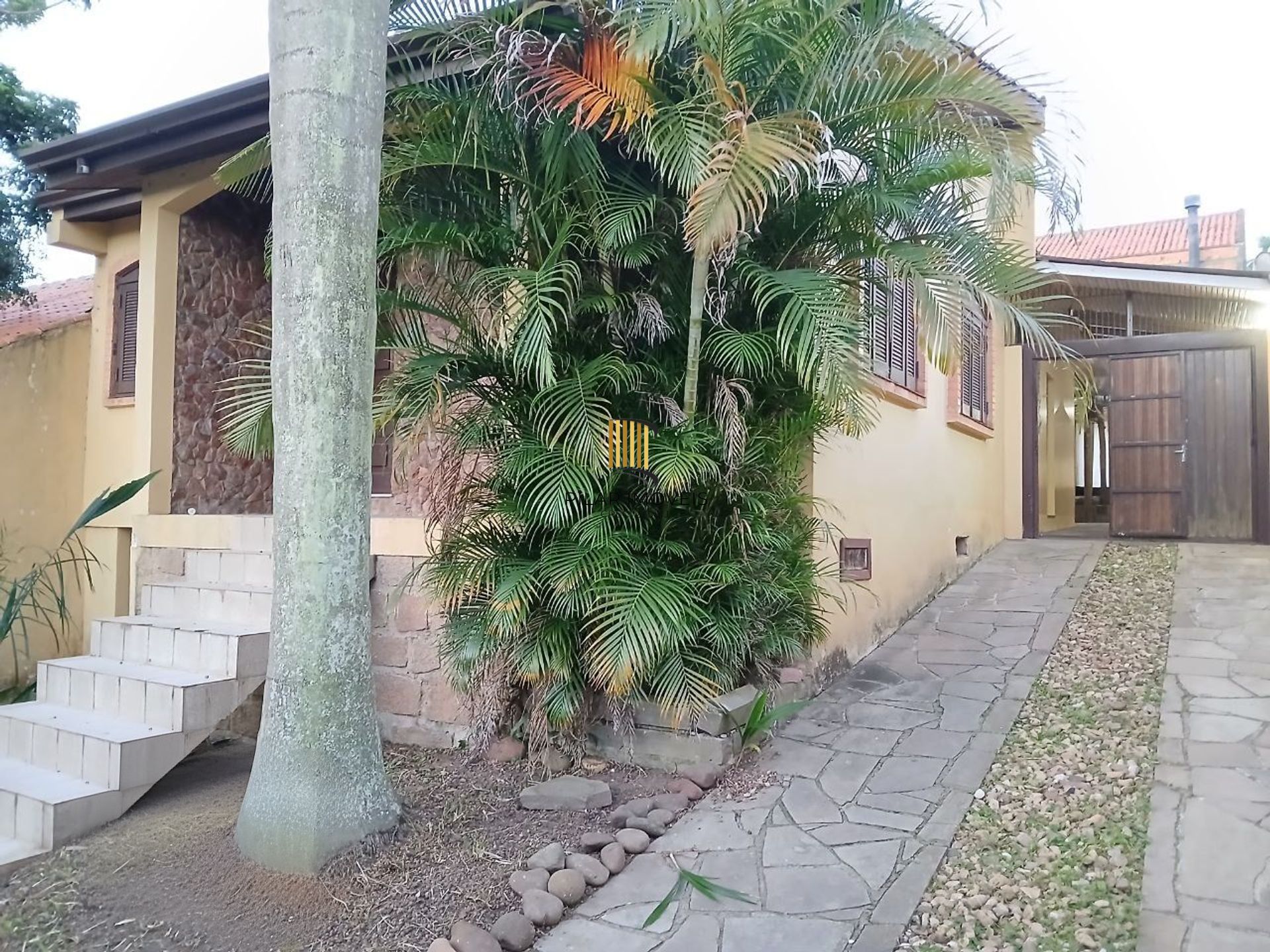 Casa de 3 dormitórios, piscina e 4 vagas de garagem em Canoas.