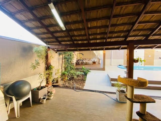 Casa de 3 dormitórios, elevador e 3 vagas de garagem em Canoas.