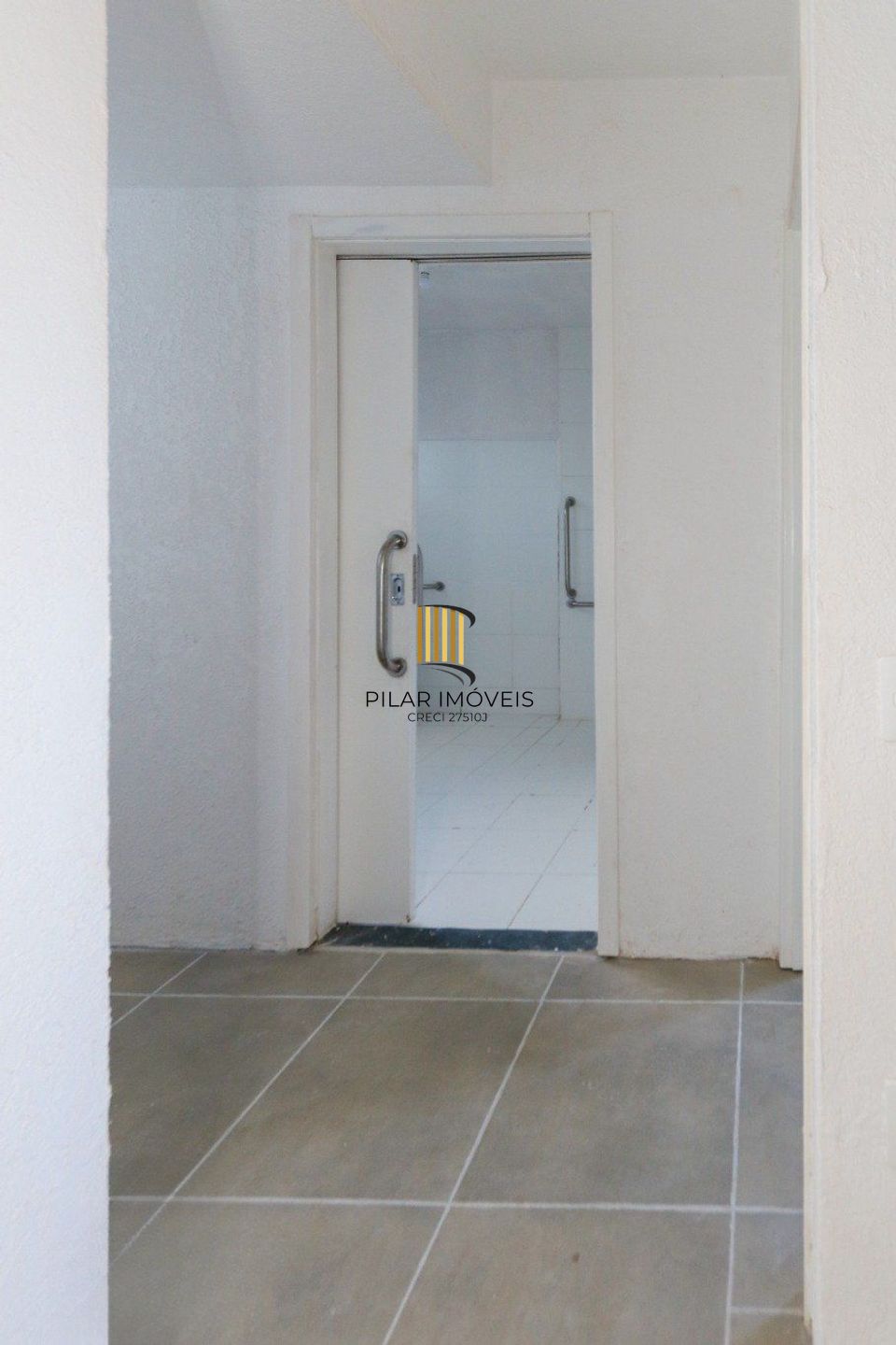 Apartamento com 1 dormitório e com 1 vaga de garagem em Canoas.