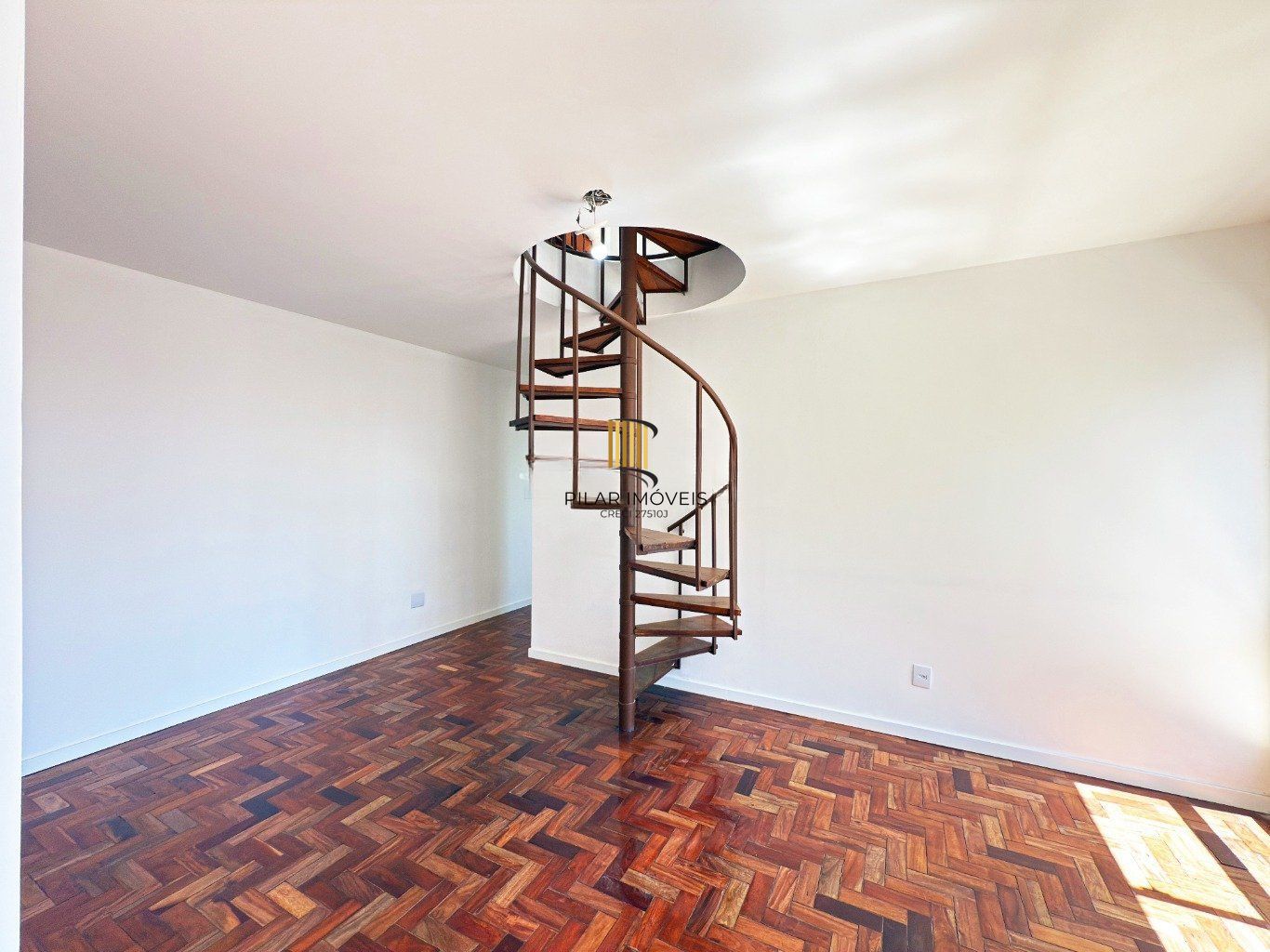 Cobertura com 2 quartos, vaga, elevador e churrasqueira  no bairro Cristal.