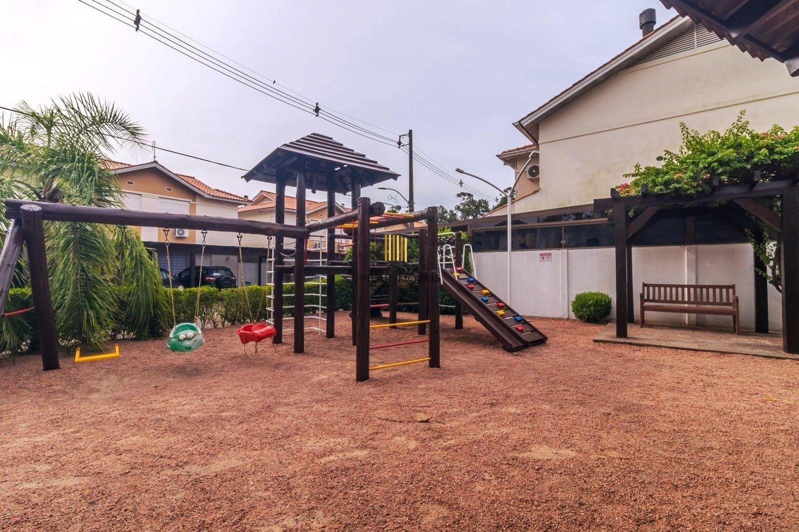 Casa de 2 dormitórios e 2 vagas de garagem em Canoas.