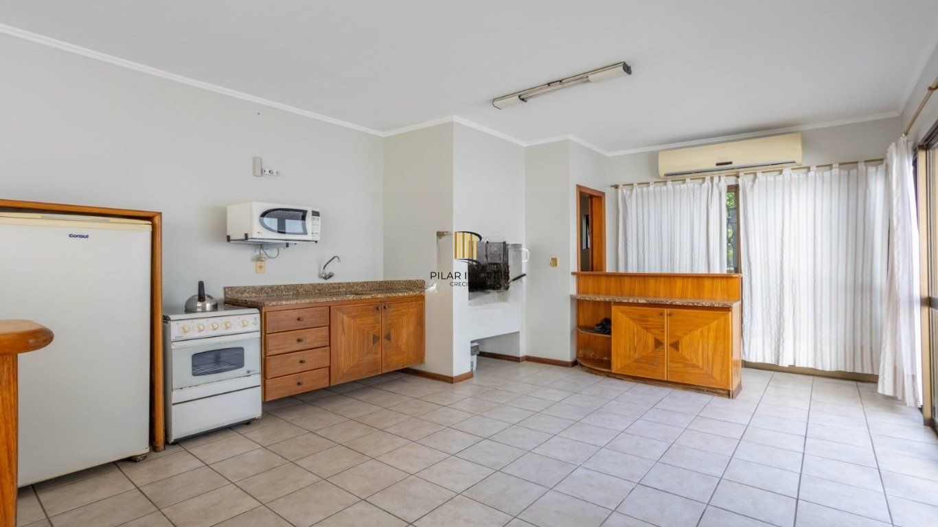 Cobertura com 3 Quartos, 1 suíte, 2 vagas e 211m²  no Petrópolis.