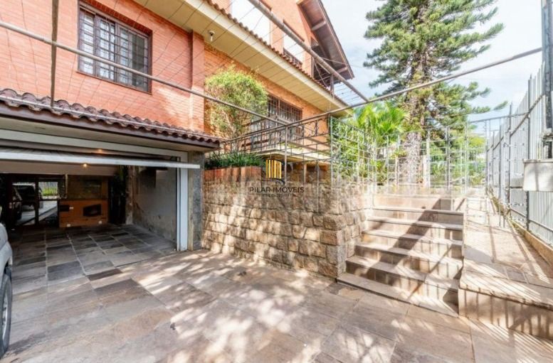 Casa semi mobiliada de 4 quartos e  4 vagas no bairro Chácara das Pedras.