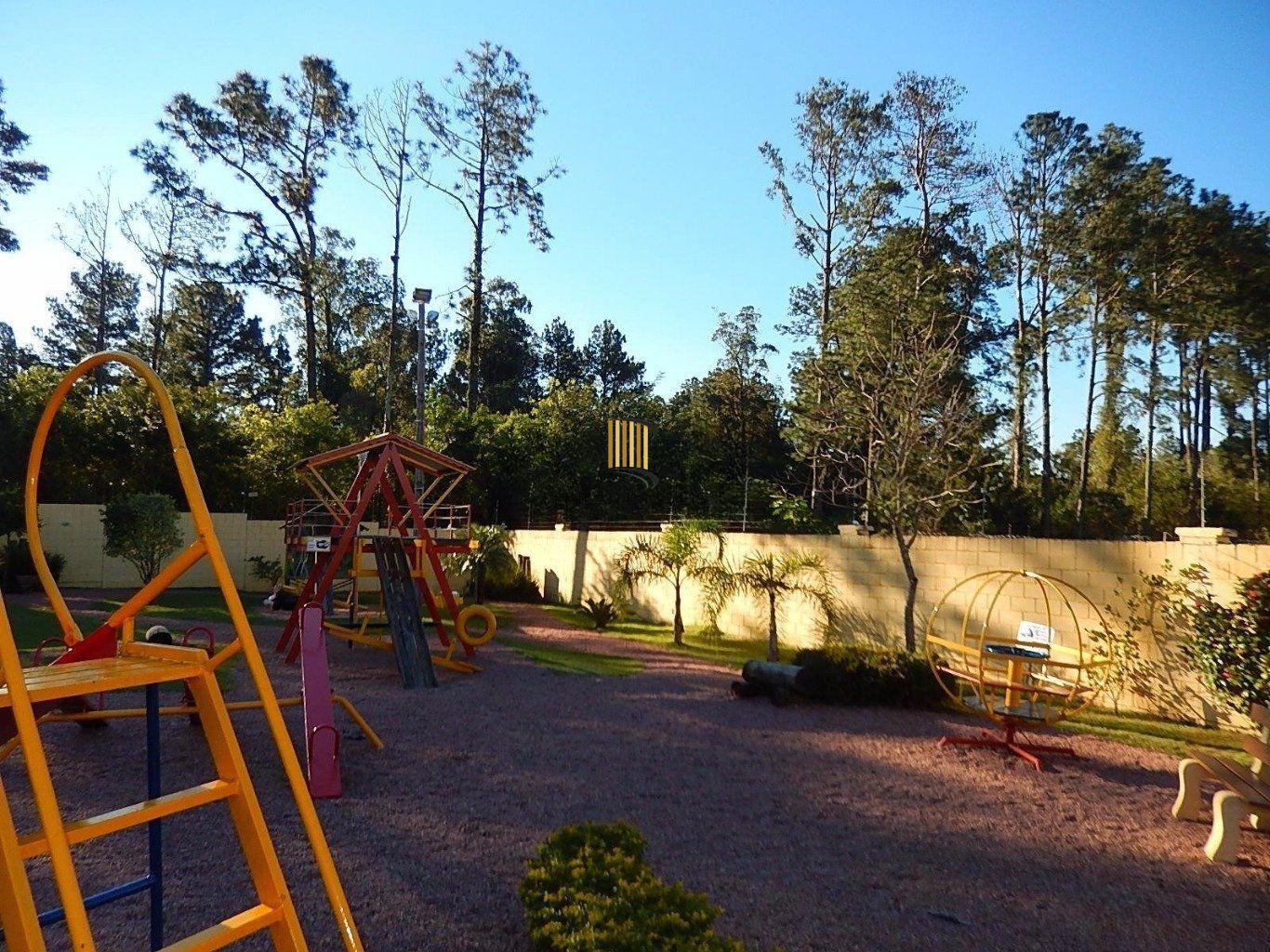 Casa em condomínio com 2 dormitórios, escada e 1 vaga de garagem.