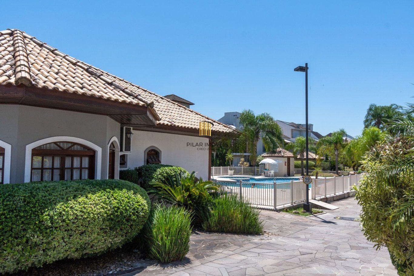 Casa Sobrado 3 dormitórios com suíte, piscina e sótão no Ecoville