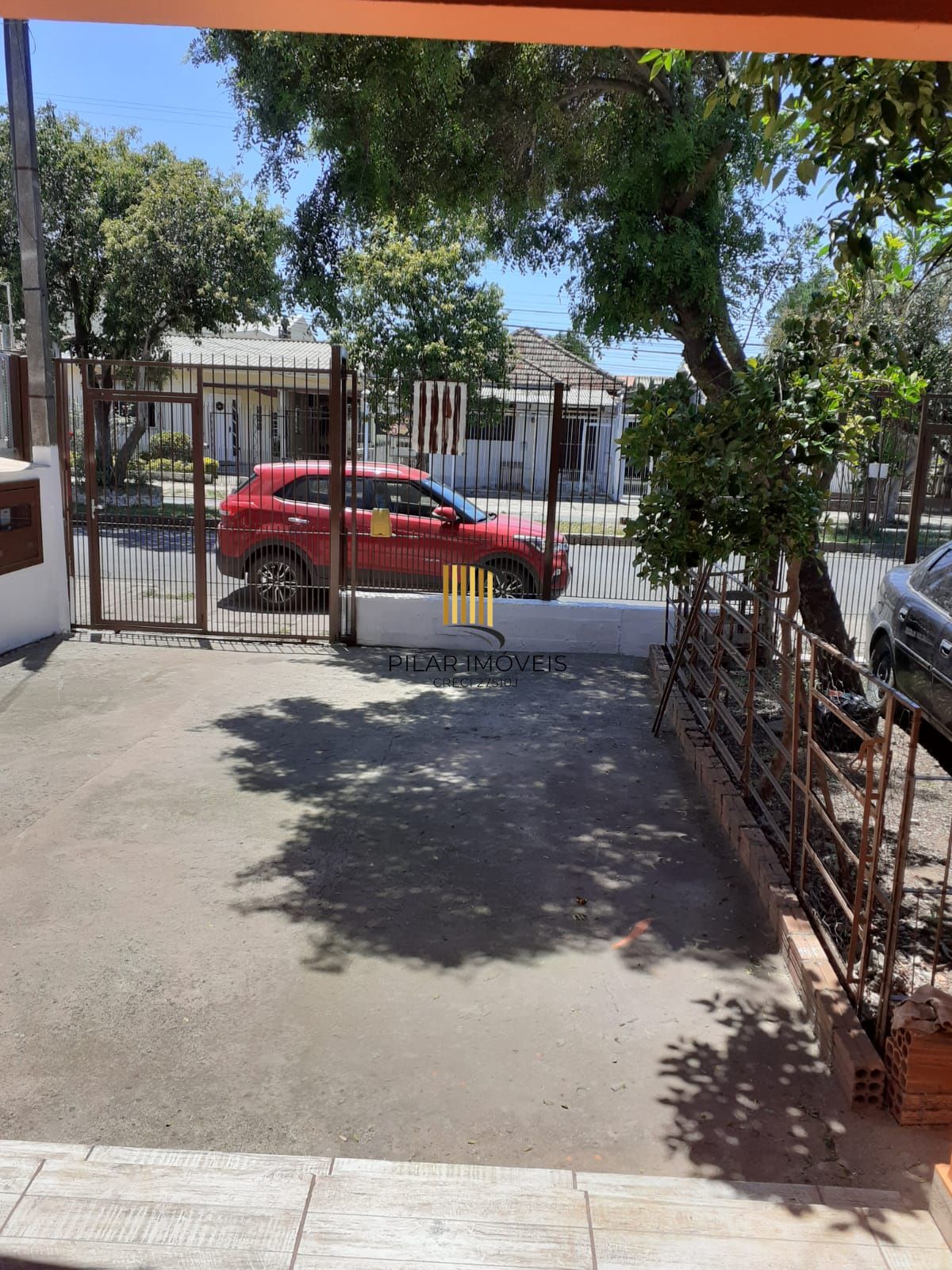 Duas Casas no Mesmo Terreno com 169m² e Entradas Independentes