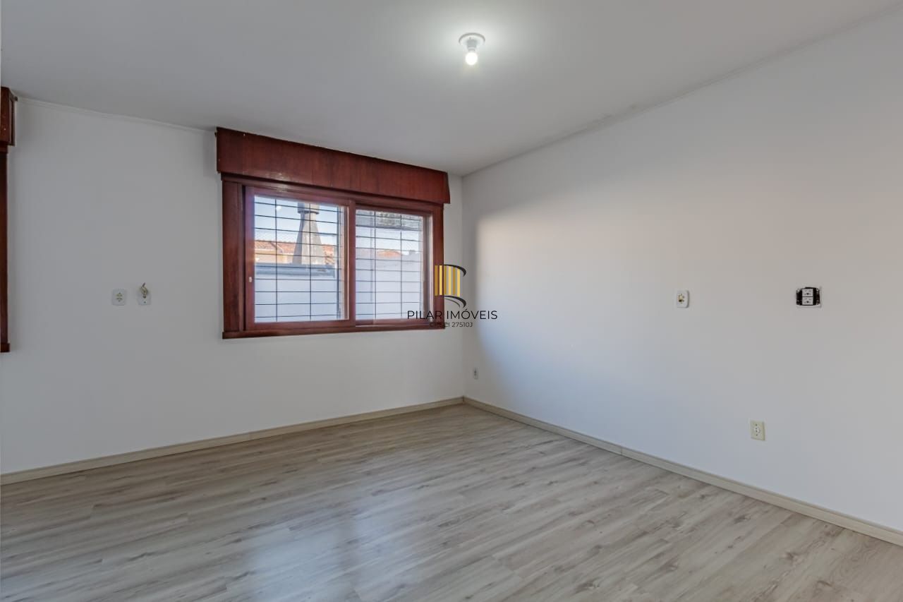 Casa com 3 dormitórios e 4 vagas no Bairro Jardim Lindóia