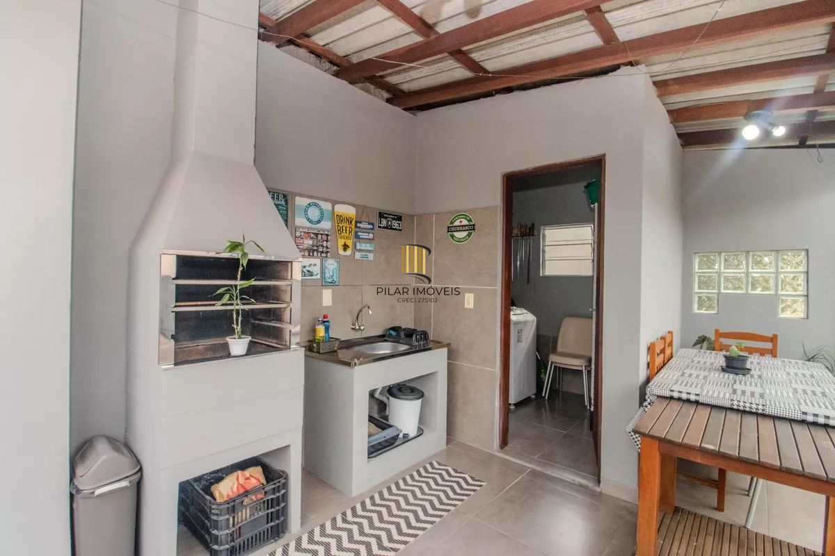 Casa com 1 quarto, churrasqueira e 4 vagas no bairro Sarandi