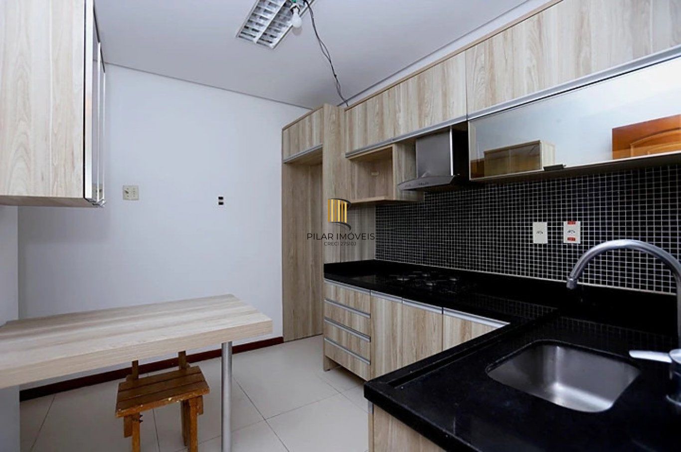 Casa com pátio, piscina e churrasqueira, no Bairro Nonoai