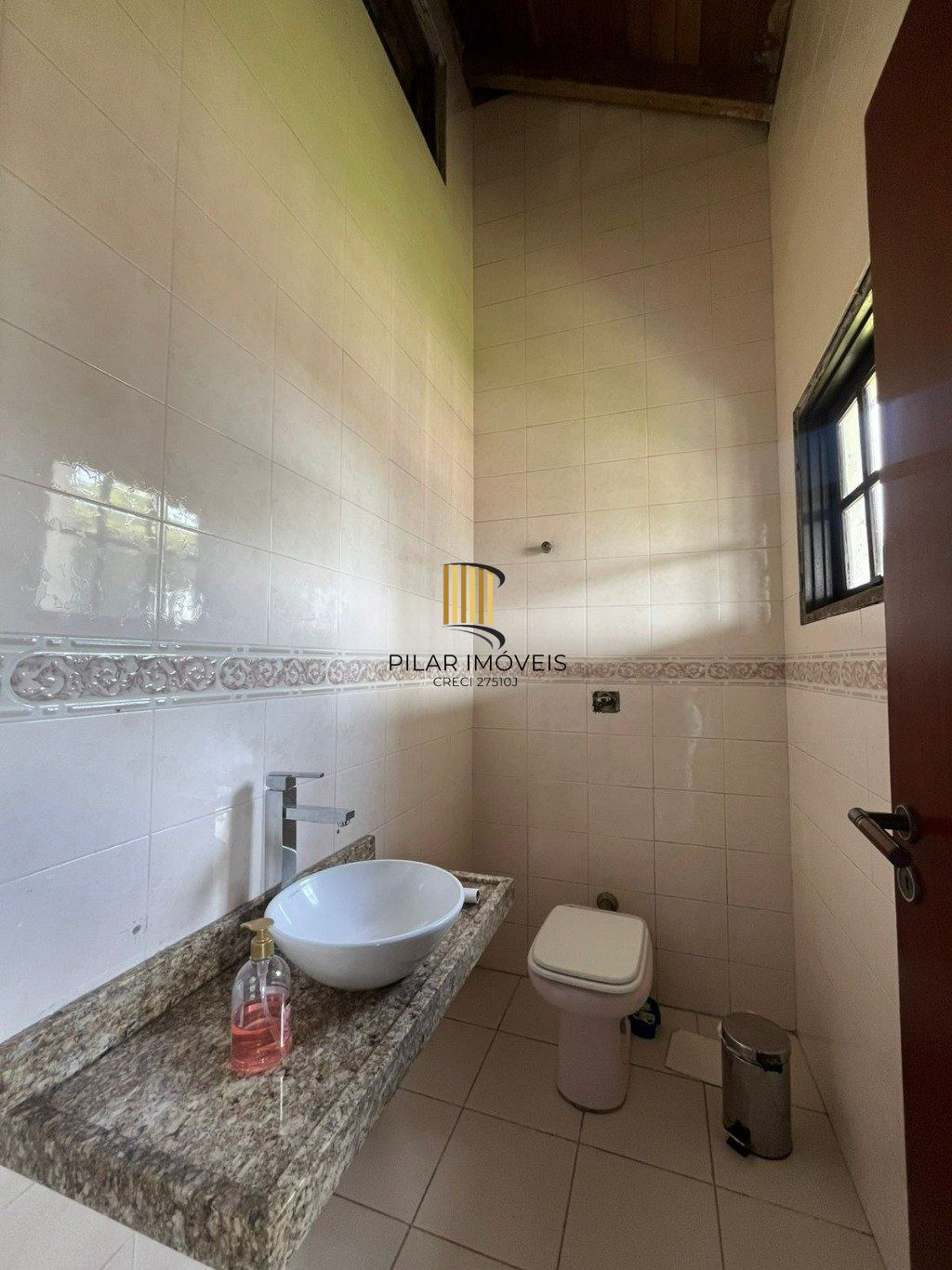 Casa de 3 dormitórios e 4 vagas de garagem em Cachoeirinha.