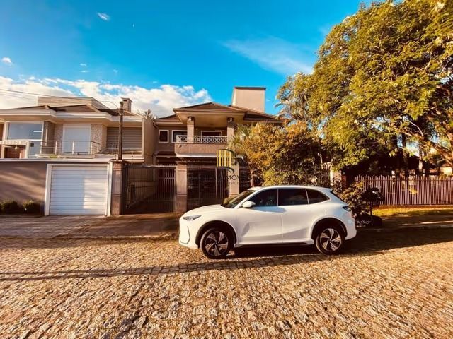 Casa de 3 dormitórios, elevador e 3 vagas de garagem em Canoas.
