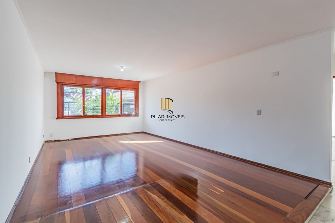 Casa com 3 dormitórios e 4 vagas no Bairro Jardim Lindóia