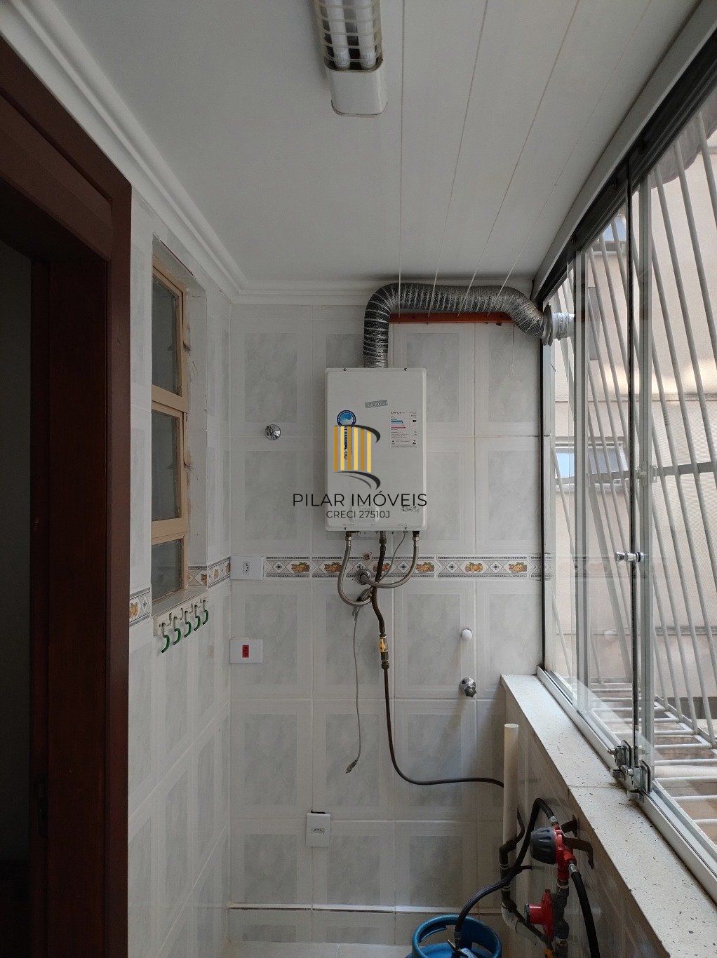 Apartamento semi mobiliado de 3 quartos, suíte, elevador e 1 vaga no Bom Fim