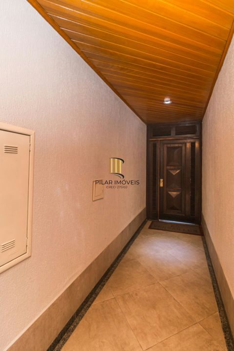 Cobertura com 4 quartos, 1 suíte e 2 vagas no bairro Passo da Areia.