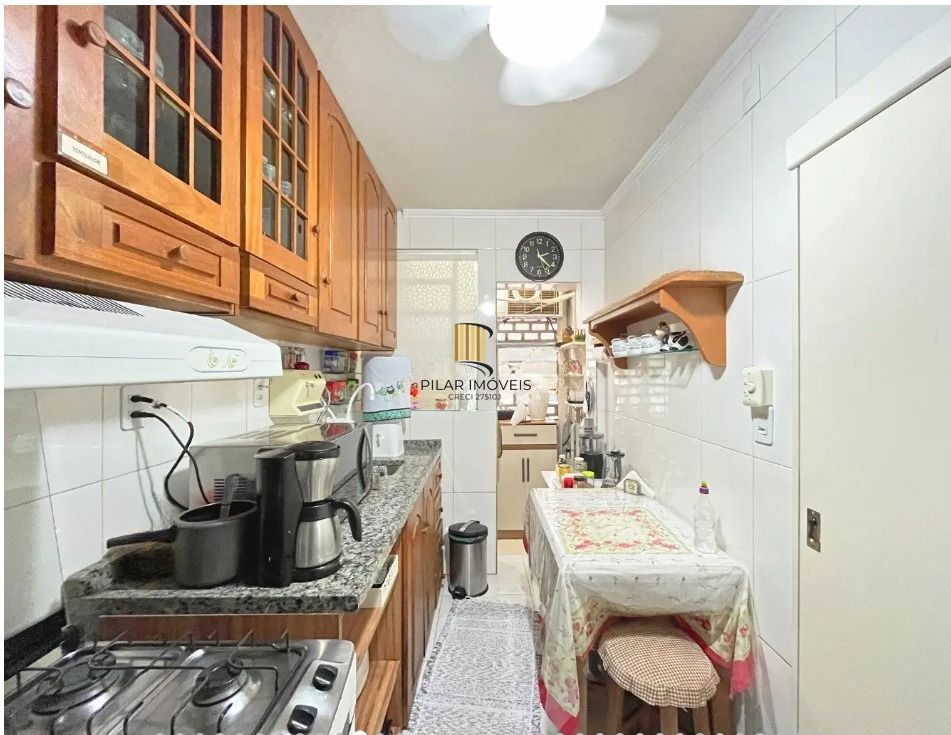Apartamento térreo com 2 dormitórios no Bairro Menino Deus
