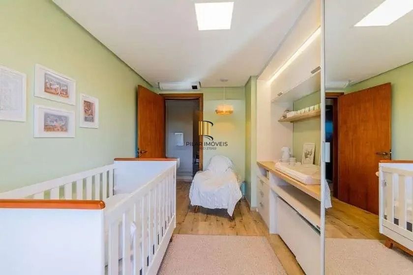 Casa em condominio, 3 domitórios, 1 suíte, lareira, churrasqueira e 2 vagas.