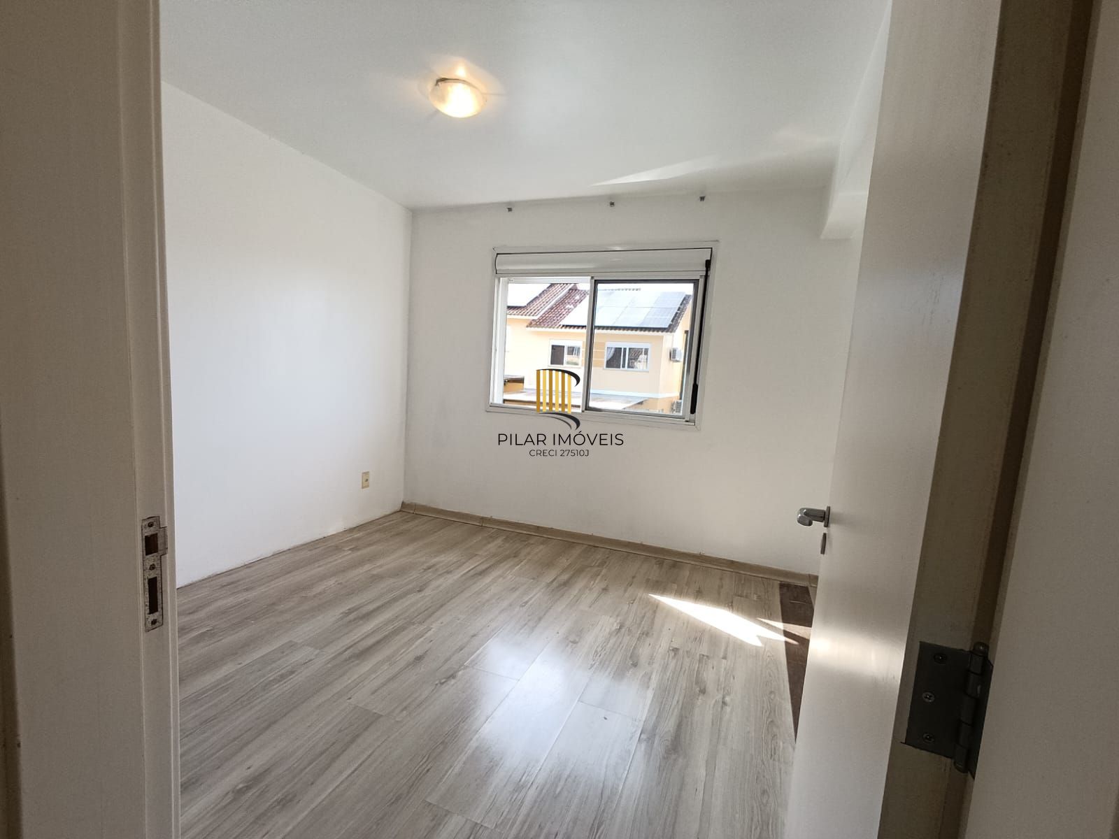 Casa em condomínio de 3 quartos, suíte e 2 vagas no bairro Mário Quintana