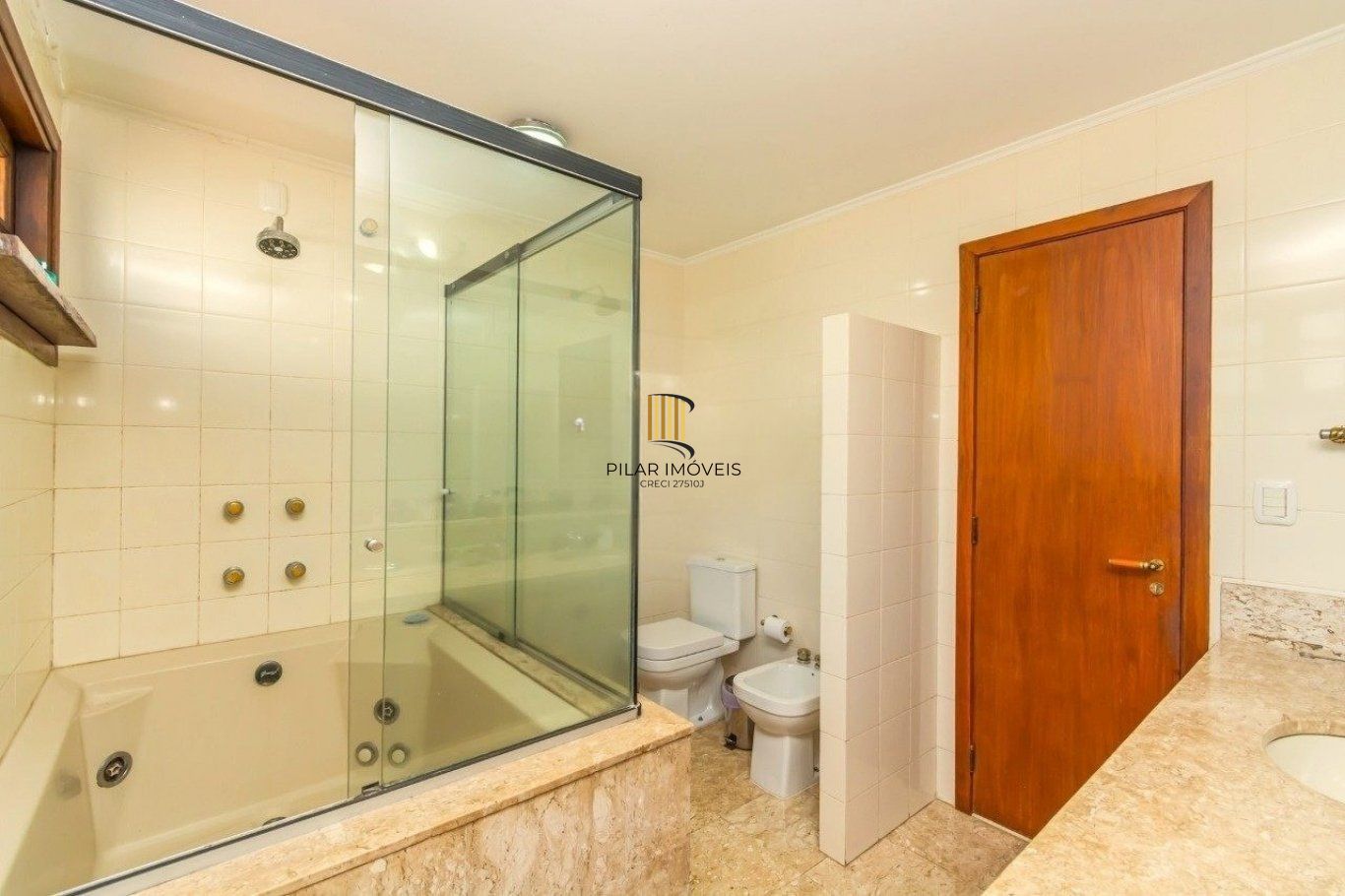 Casa com 4 dormitórios, 1 suíte, 4 vagas, piscina no bairro Três Figueiras.