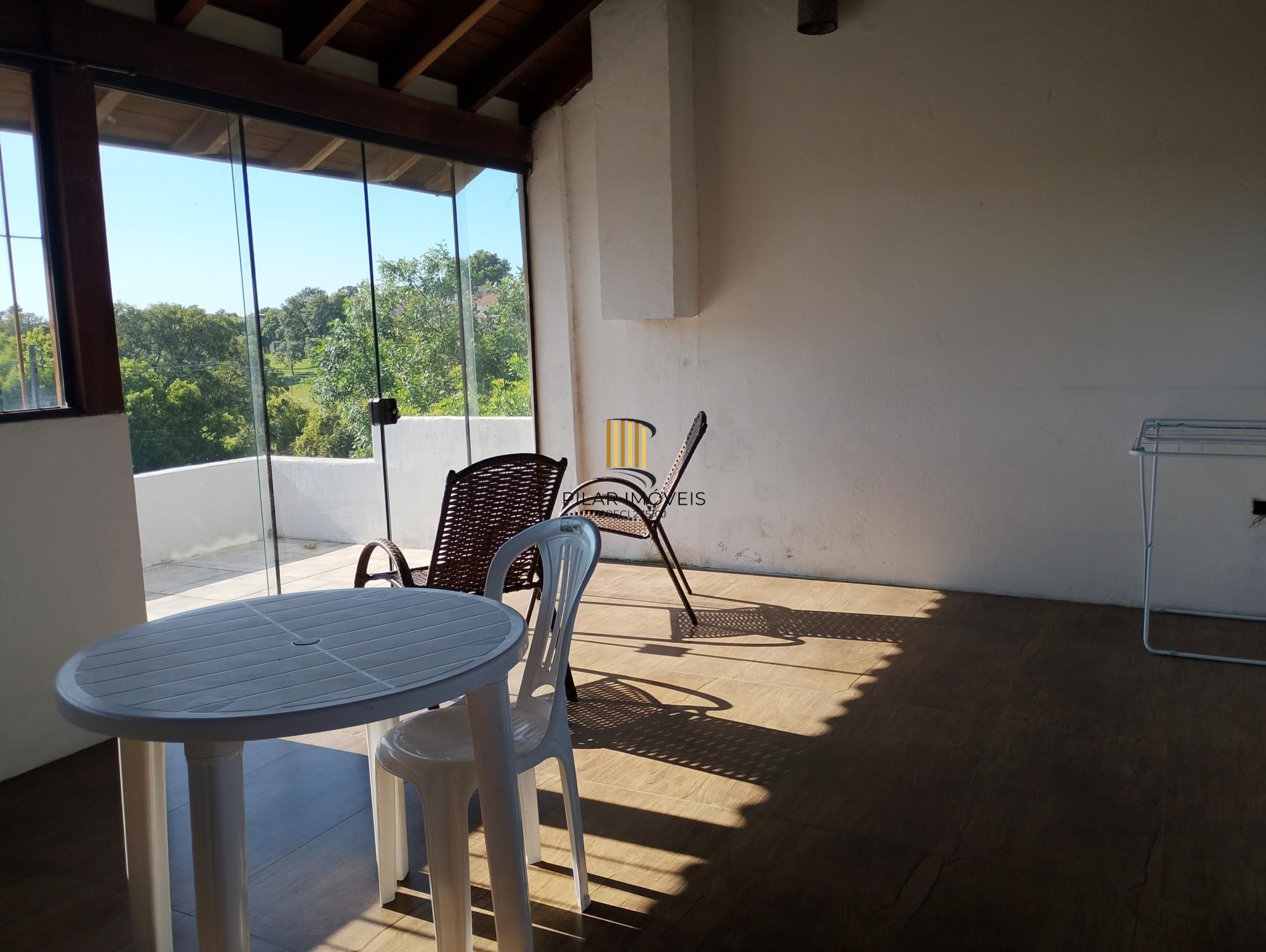 Casa com 3 quartos, 4 vagas de garagem e com pátio no bairro Parque Santa Fé