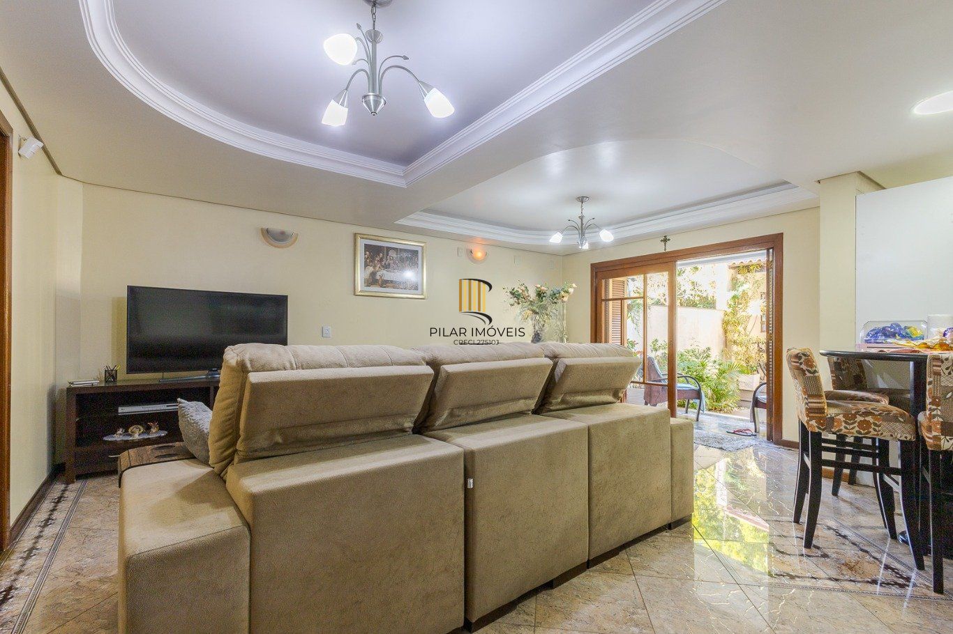 Casa de 297m² no centro de canoas, com 3 quartos, 1 suíte e 3 vagas de garagem.