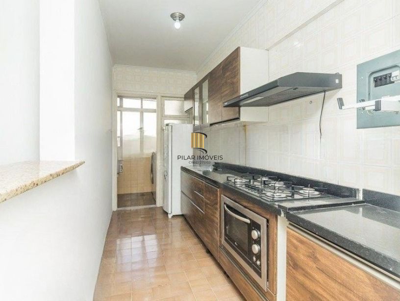 Apartamento de 2 dormitórios com sacada e 1 vaga no Petrópolis.
