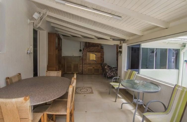 Casa com piscina e 4 suítes no Bairro Vila Ipiranga