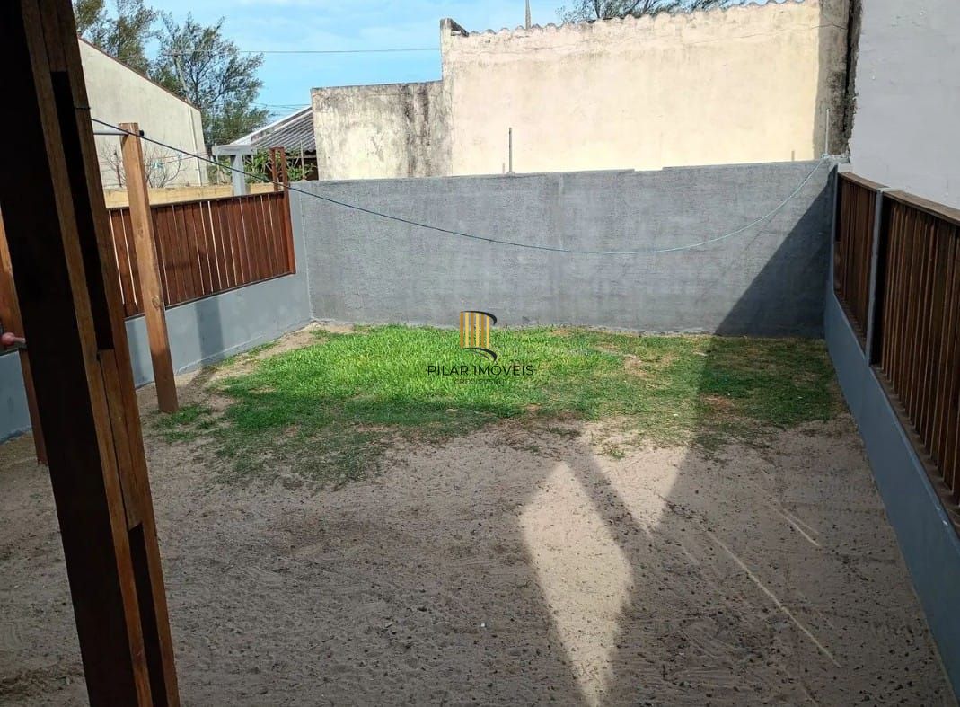 Casa com  2 quartos, vaga de garagem e com pátio Jardim Éden.