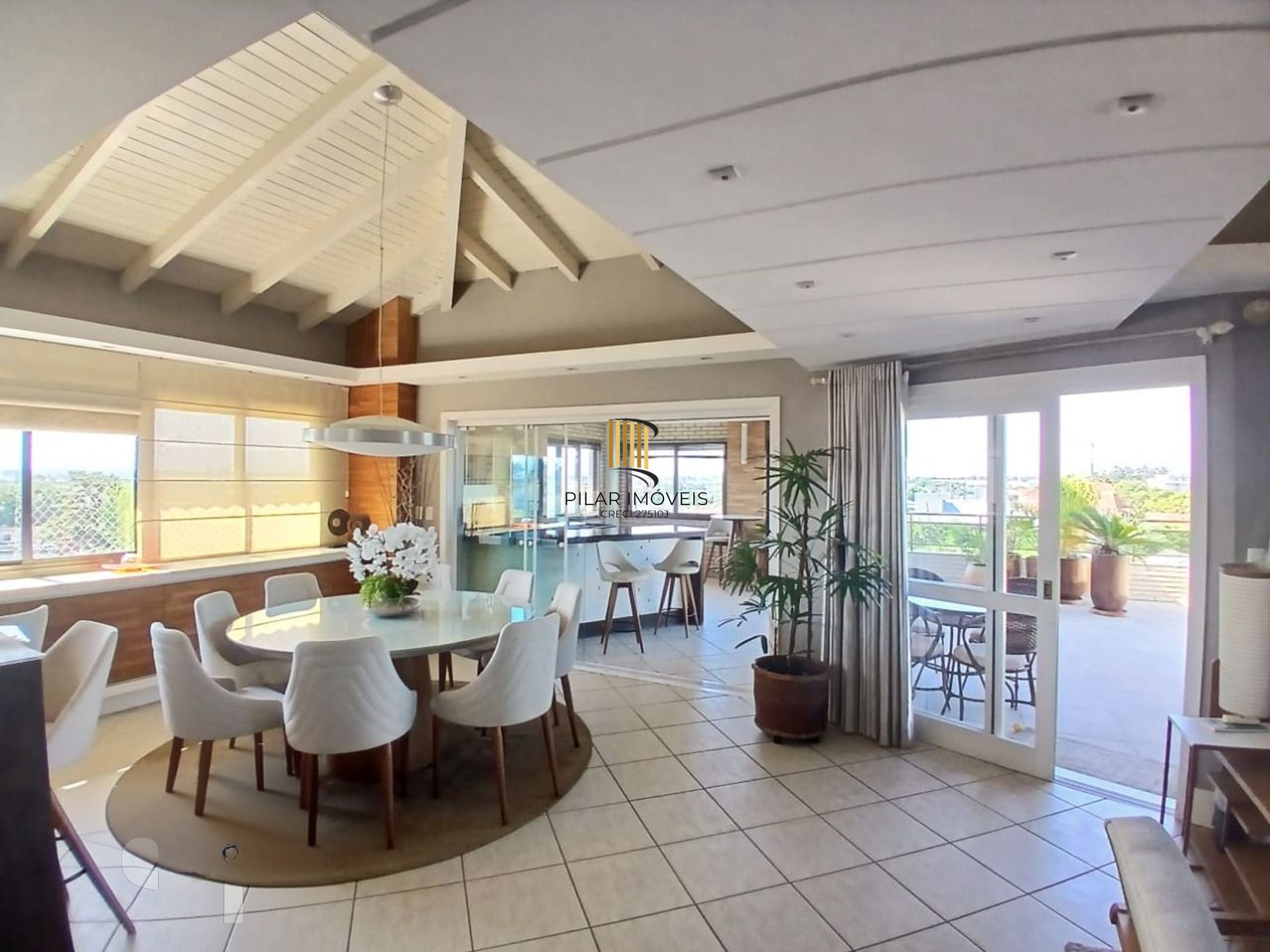 Cobertura com 4 quartos, 1 suíte, 4 vagas e elevador no bairro Igara Canoas.