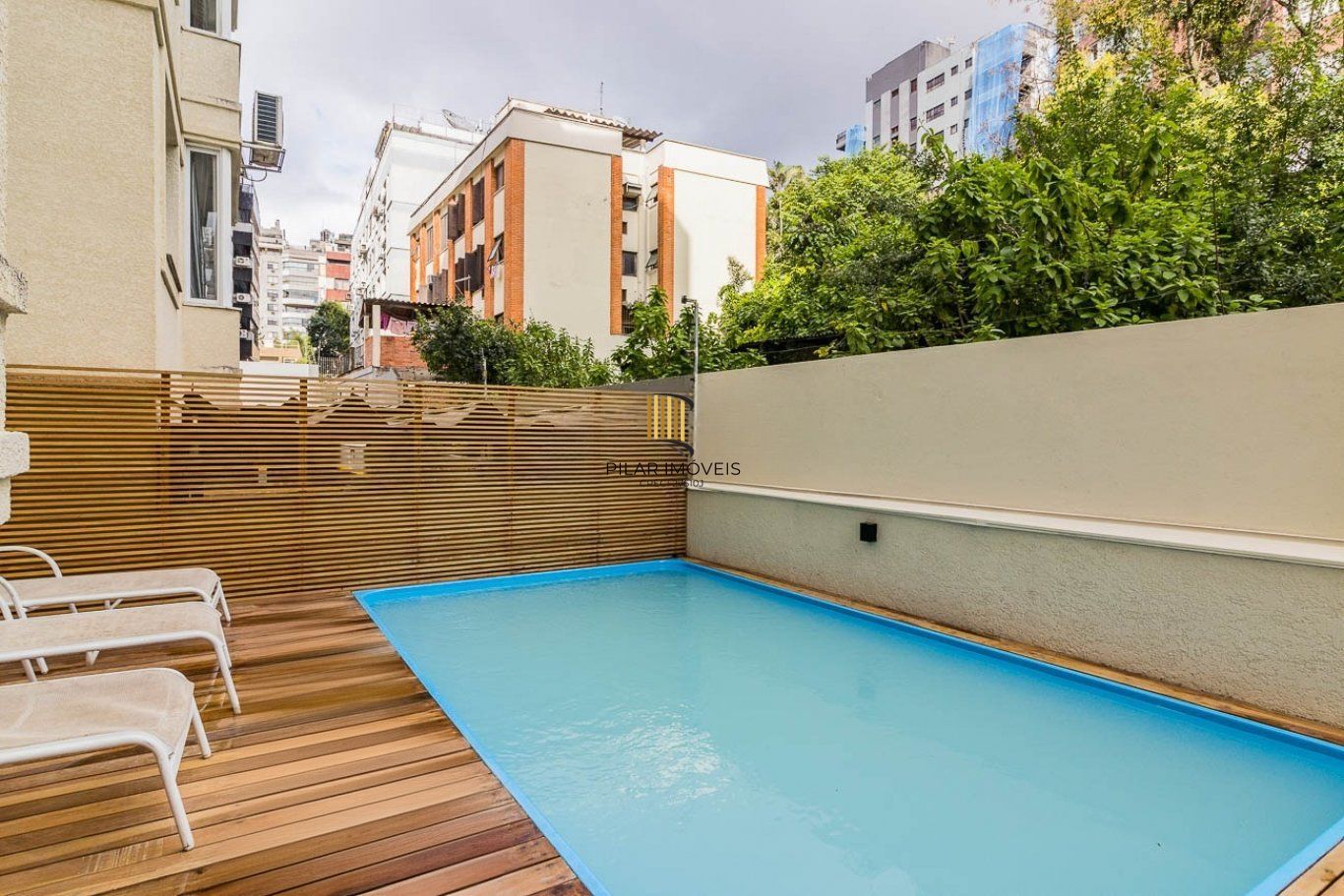 Apartamento com 2 quartos (1 suíte) e 2 vagas de garagem no Bairro Mont Serrat.