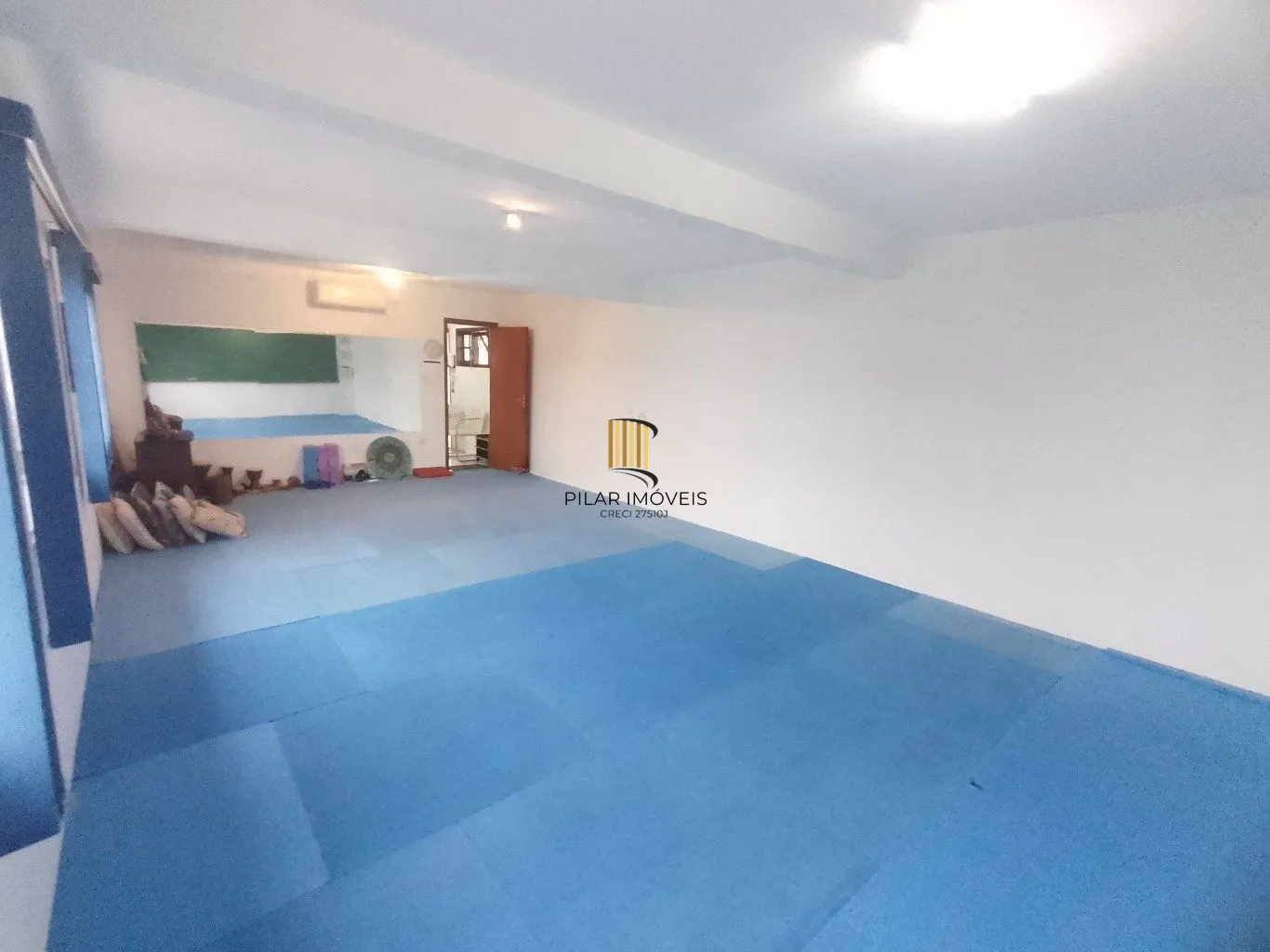 Casa de 5 dormitórios, piscina e 4 vagas de garagem em Canoas.