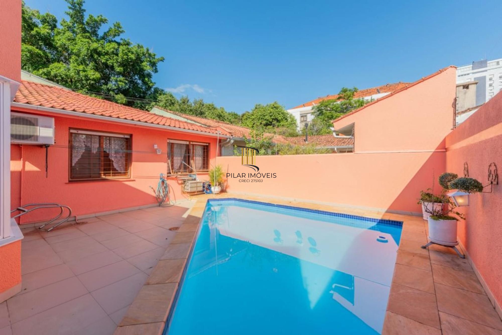 Casa com 3 dormitórios,1 suíte, 4 banheiros e 4 vagas, 203m² no Jardim Itu.