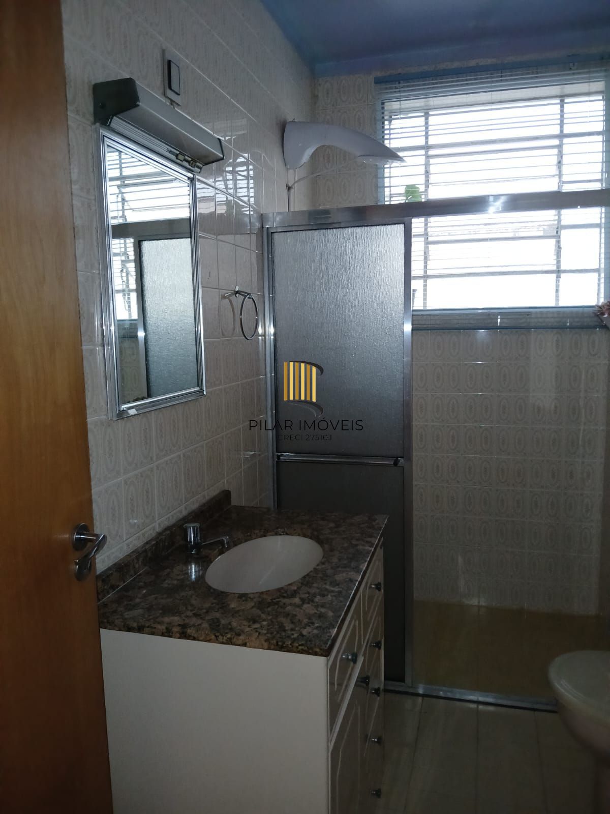 Apartamento com 2 dormitórios e 1 vaga de garagem no Bairro Floresta.