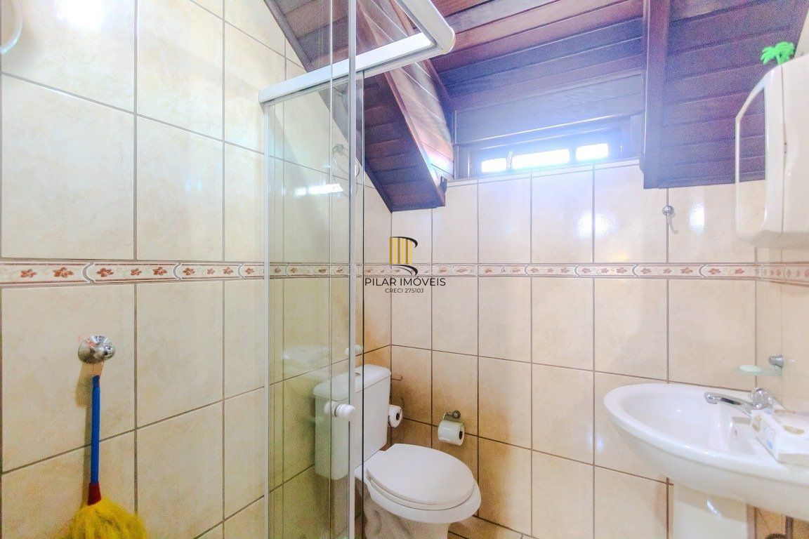 Casa de 4 dormitórios, sendo 1 suíte e 4 vagas de garagem em Canoas.