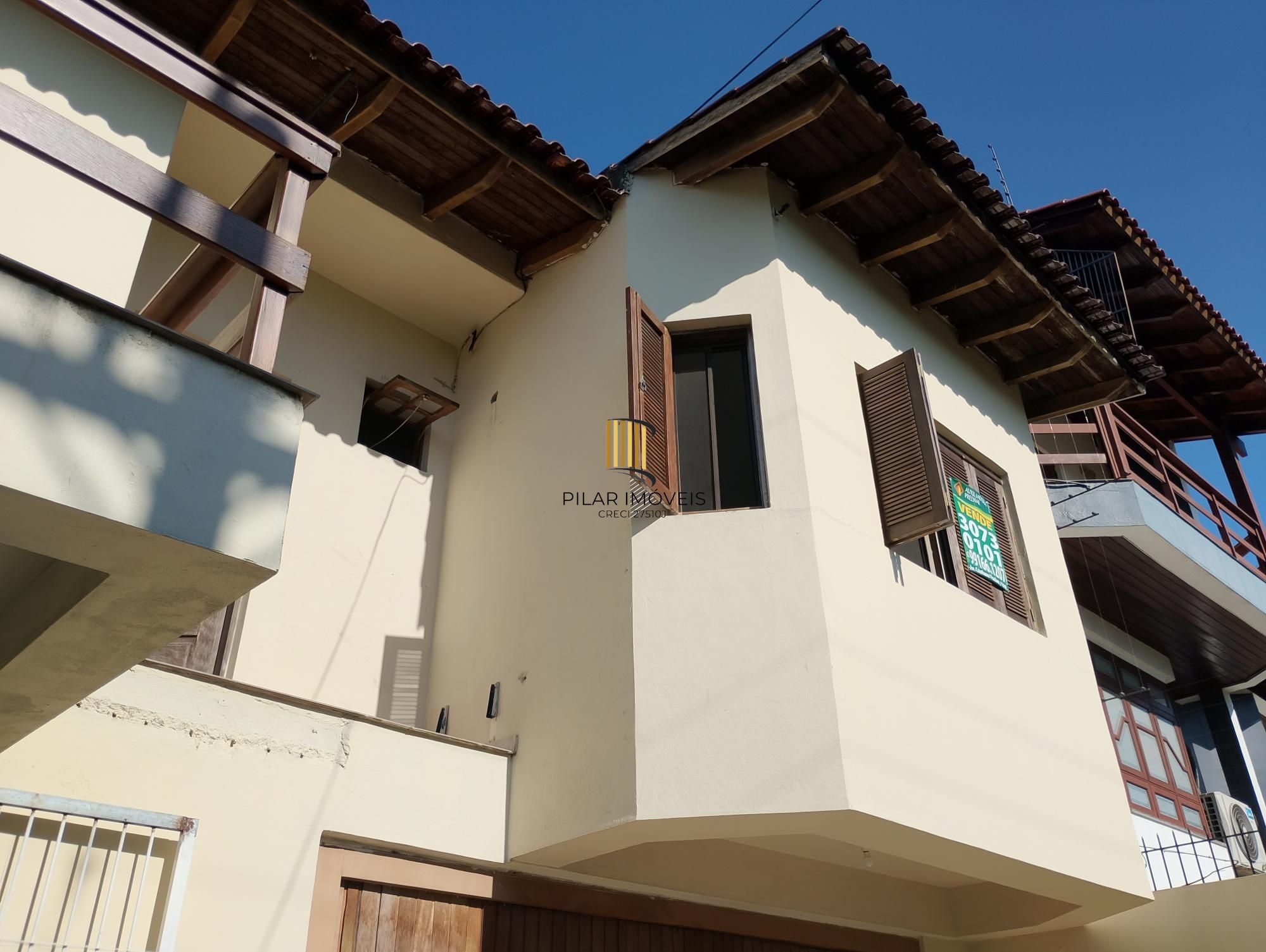 Casa com 3 quartos, 4 vagas de garagem e com pátio no bairro Parque Santa Fé