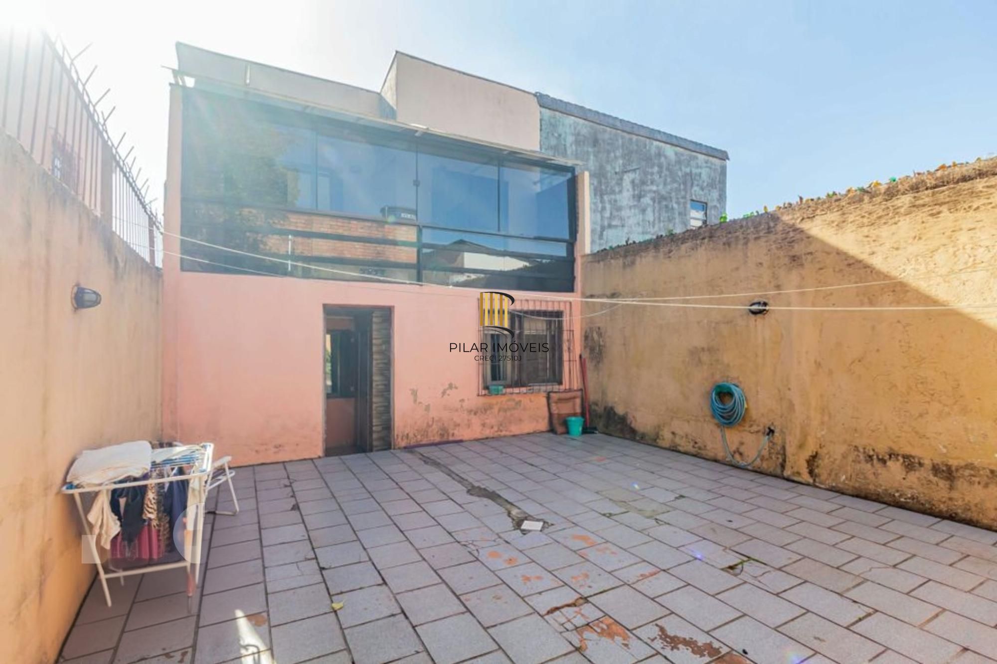 Casa com varanda fechada, 3 quartos, 2 vagas no bairro Farroupilha