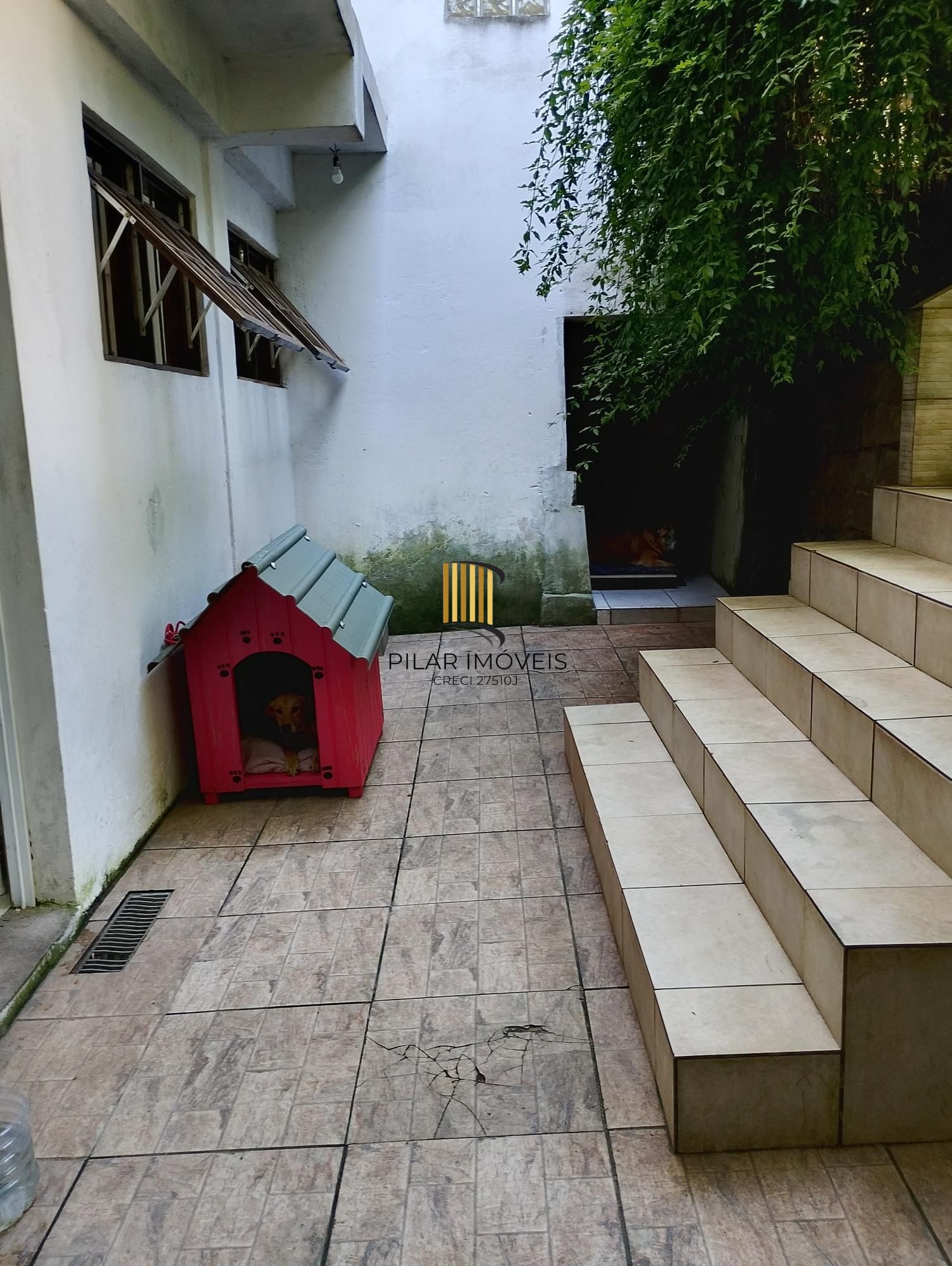 Casa com 3 quartos, 4 vagas de garagem e com pátio no bairro Parque Santa Fé