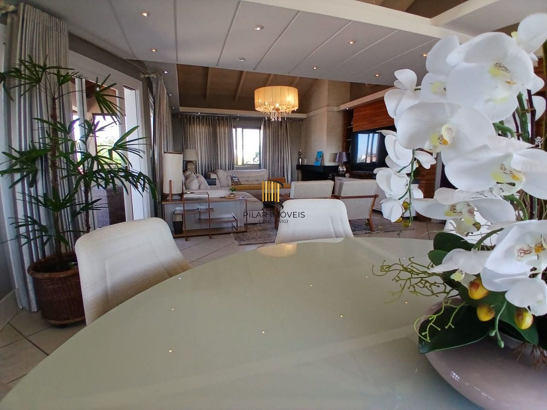 Cobertura com 4 quartos, 1 suíte, 4 vagas e elevador no bairro Igara Canoas.