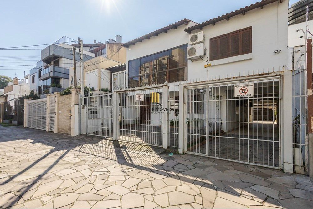 Casa com 4 quartos, 7 vagas e pátio no Bairro Higienópolis