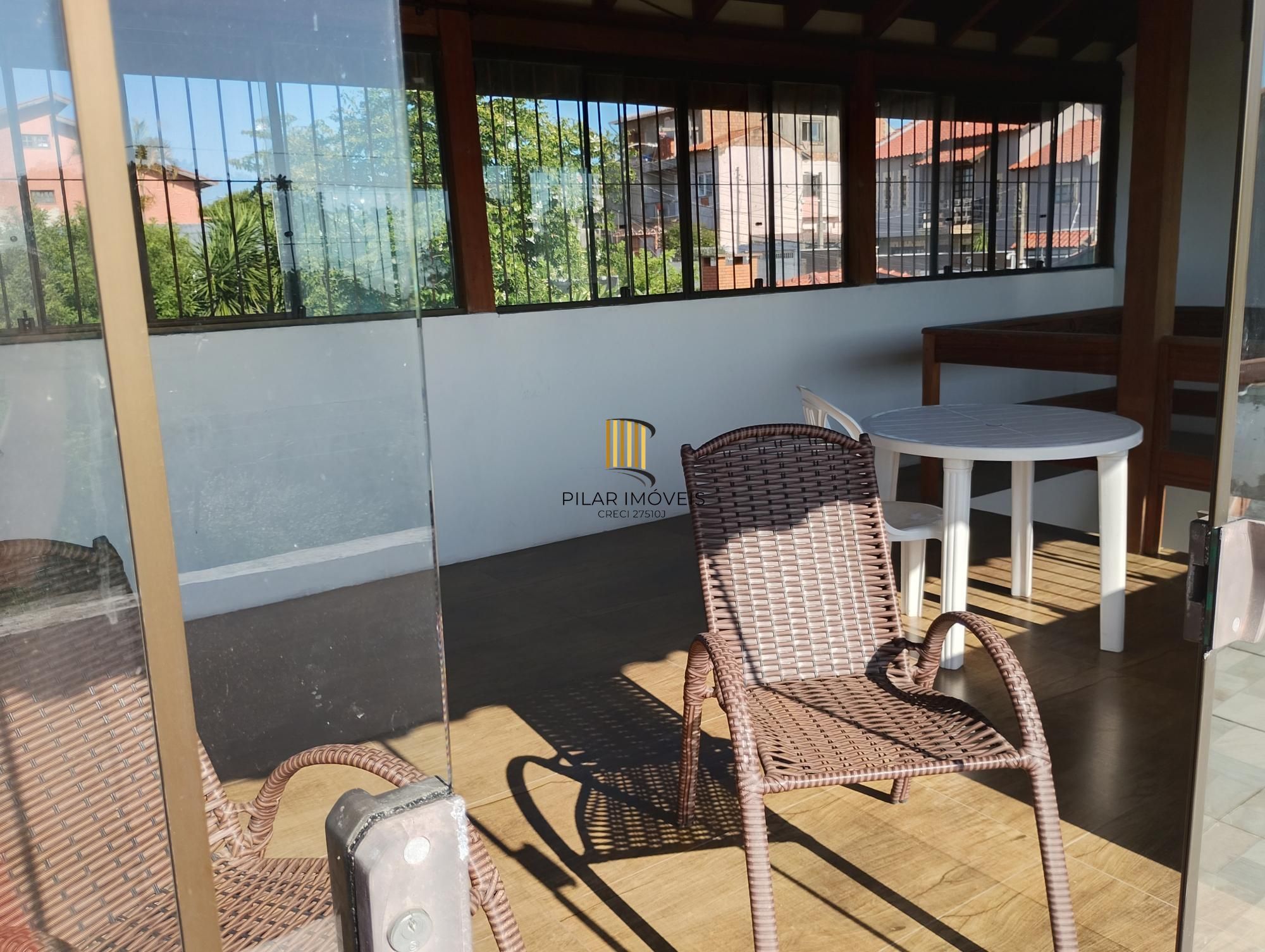 Casa com 3 quartos, 4 vagas de garagem e com pátio no bairro Parque Santa Fé