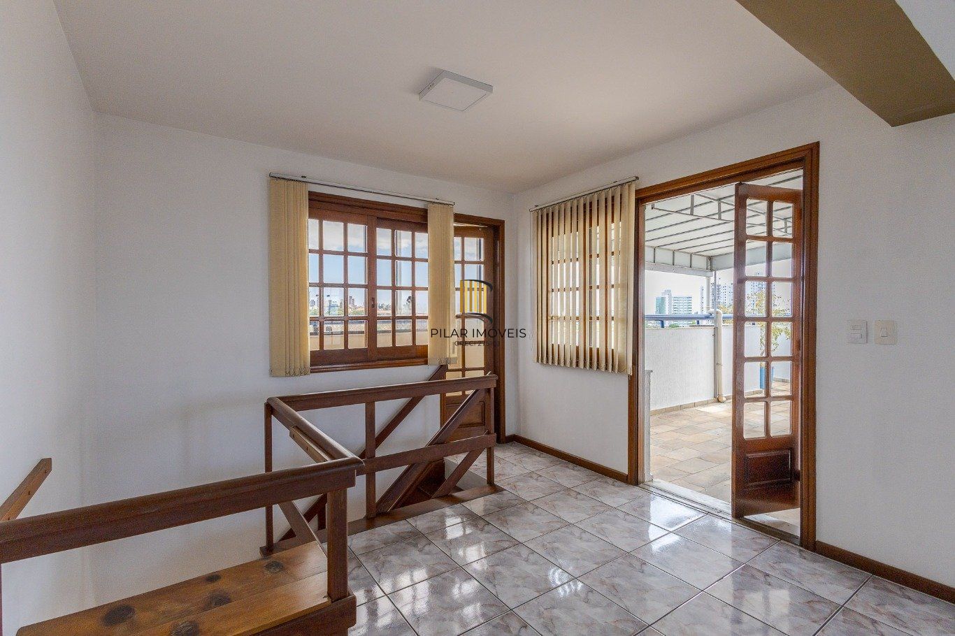 Cobertura com 4 quartos, 1 suíte e 2 vagas no bairro Passo da Areia.